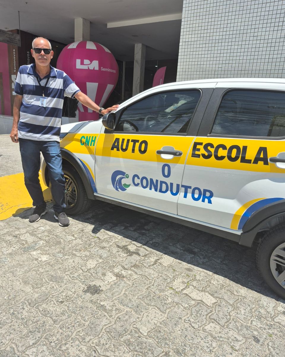 Florisvaldo, instrutor do O Condutor, ao lado do Fiat Mobi usado nas aulas de carro em Salvador